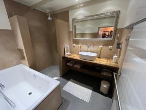 Koupelna v ubytování Plompeblad Guesthouse Giethoorn + 15 fotografií
