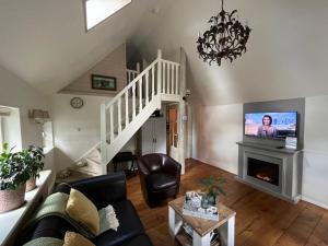TV a/nebo společenská místnost v ubytování Plompeblad Guesthouse Giethoorn