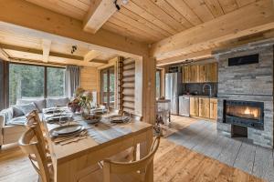 een keuken en een woonkamer met een tafel en een open haard bij Domek w Halpusie in Łapsze Niżne