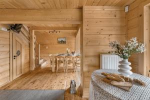 ワプシェ・ニジネにあるDomek w Halpusieの木造の部屋(テーブル、椅子付)