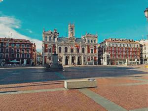 a large building in the middle of a street at Apto céntrico INDUSTRIAS VUT 47-215 in Valladolid