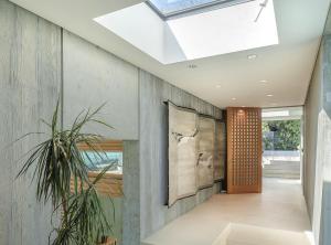 uma clarabóia no corredor de uma casa com uma planta em 3902 Pacific Zen home em Carmel
