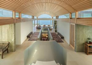 una sala de estar de planta abierta con vistas al océano en 3902 Pacific Zen home en Carmel