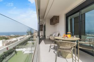 d'un balcon avec une table et des chaises et une vue sur l'océan. dans l'établissement Home2Book Panoramic Views & Stylish Design Agaete, à Agaete