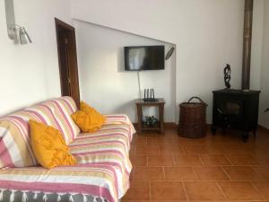 ナザレにあるAvó das Bolachas - Home Shantiのリビングルーム(ソファ、薄型テレビ付)
