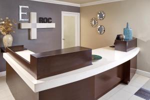 
The lobby or reception area at Eden Roc Inn & Suites near the Maingate
