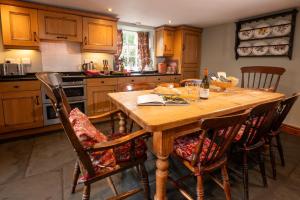 Køkken eller tekøkken på Wayside Cottage Clappersgate Ambleside + 17 billeder