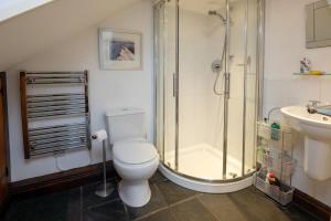 Et badeværelse på Wayside Cottage Clappersgate Ambleside