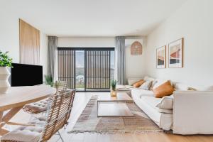 - un salon avec un canapé et une table dans l'établissement Home2Book Panoramic Views & Stylish Design Agaete, à Agaete