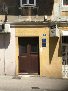 un edificio con una puerta marrón a un lado en City Center Studio Apartment for Humans & Pets - One en Rijeka