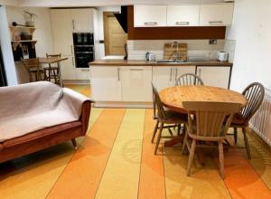 cocina y comedor con mesa y sillas en Self contained 1 bedroomed Annex with street parking, en Ilkeston