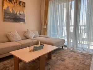 - un salon avec un canapé et une table basse dans l'établissement ROYAL APARTMENTS DUBAI, à Dubaï