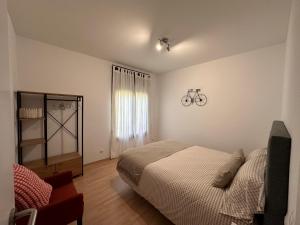 Ruta del ferro في ريبول: غرفة نوم مع سرير ودراجة على الحائط
