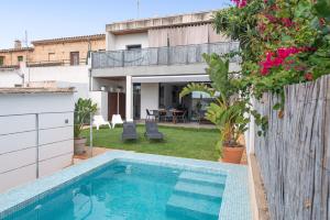 una piscina en el patio trasero de una casa en Casa Llubi, en Llubí