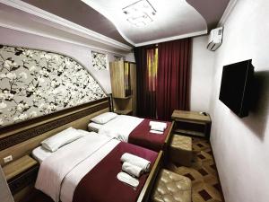 Postel nebo postele na pokoji v ubytování Georgian Palace Hotel
