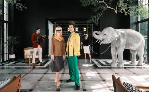een man en vrouw die naast een standbeeld van een olifant staan bij Sugar Marina Hotel - FASHION - Kata Beach - SHA Extra Plus in Kata Beach