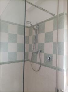 un bagno con doccia e porta in vetro di Affitta camere Via Piave a Foligno