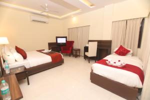מיטה או מיטות בחדר ב-Hotel Indira Nikunj