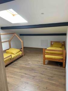 Habitación con 2 camas en una habitación con techo en Villa Familiale bassin d'Arcachon, en Biganos