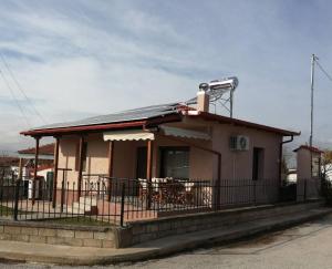 ein kleines Haus mit einem Dach darüber in der Unterkunft BYT Village House in Áyios Khristóforos