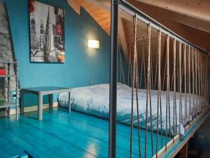 1 dormitorio con 1 cama y 1 mesa en una habitación en Charming attic apartment with terrace next to Bellagio HORTA' en Lezzeno
