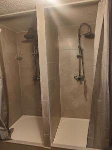 y baño con ducha y puerta de cristal. en Chambre climatisée et cosy Auberge du manala Hôtel 24 24 en Saint-Louis