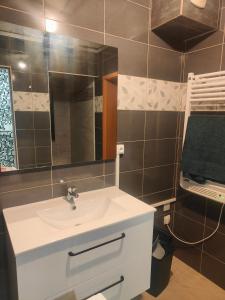 Ванна кімната в Chambre climatisée et cosy Auberge du manala Hôtel 24 24