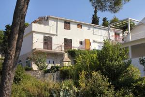 a white house with a balcony on a hill at Apartment Sutivan 5629a in Sutivan