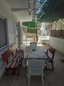 patio con tavolo e sedie sotto il portico di Apartment Sutivan 5629a a Sutivan (San Giovanni di Brazza)
