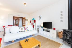 sala de estar con sofá blanco y TV en Lagos Sea View by Algarve Golden Properties en Lagos