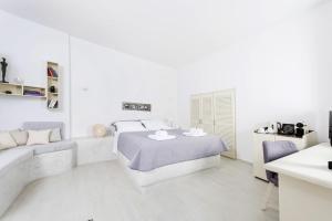 Rúm í herbergi á Ambition Suites