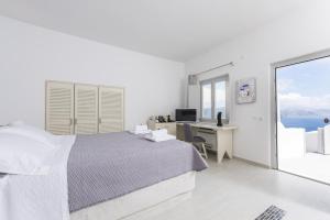 Rúm í herbergi á Ambition Suites