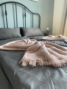 Un pat sau paturi într-o cameră la Zeitreise ins Smart Living
