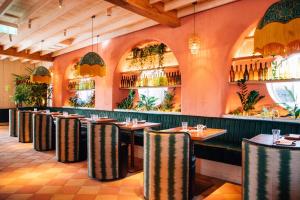 un restaurant avec une rangée de tables et de chaises dans l'établissement Bullitt Hotel, à Belfast