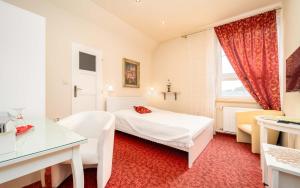 Postel nebo postele na pokoji v ubytování Hotel Na Skalkách
