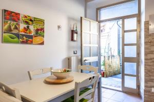 Il borgo al mare في ماسا: مطبخ وغرفة طعام مع طاولة وكراسي