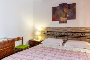 - une chambre avec un lit et une commode dans l'établissement Il borgo al mare, à Massa