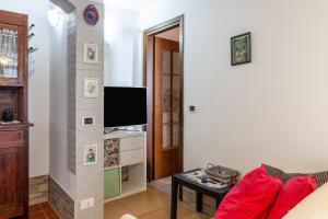 Il borgo al mare في ماسا: غرفة معيشة مع أريكة وتلفزيون