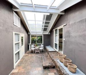 Un patio o zona al aire libre en Amaroo Guesthouse