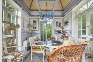 a dining room with a table and chairs and windows at Romatisches Ferienhaus in Gerdau