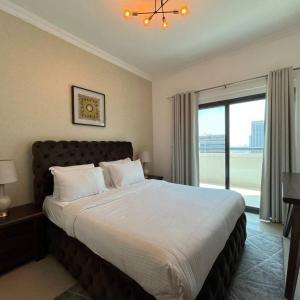 um quarto com uma cama grande e uma janela grande em Pure Living - Spacious & Relaxing 2BR Apartment in Dubai Marina em Dubai