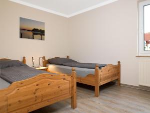 1 dormitorio con 2 camas y ventana en Residenz am Yachthafen Schiffskieker en Kirchdorf