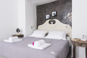 Rúm í herbergi á Ambition Suites