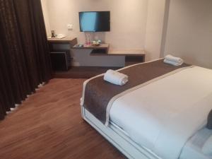 Una cama o camas en una habitación de Hotel Shreehari - Puri