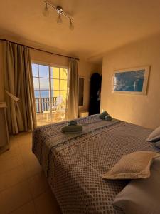 A bed or beds in a room at Beautiful Apartment Altamar