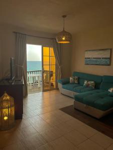 Playa del AguilaにあるBeautiful Apartment Altamarのリビングルーム(ソファ付)が備わり、海の景色を望めます。