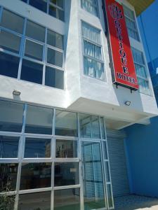un edificio con una señal roja en el costado. en BBoutique Hotel en Lapu Lapu City