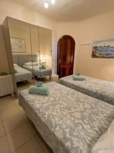 Playa del AguilaにあるBeautiful Apartment Altamarのベッド2台と鏡が備わるホテルルームです。