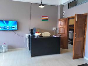 Pokój z ladą i telewizorem na ścianie w obiekcie OYO HOTEL RASU w mieście Imphal