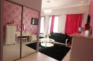 ein Wohnzimmer mit einem Tisch und einem Sofa in der Unterkunft The hub - Hotel & Restobar in Atyrau